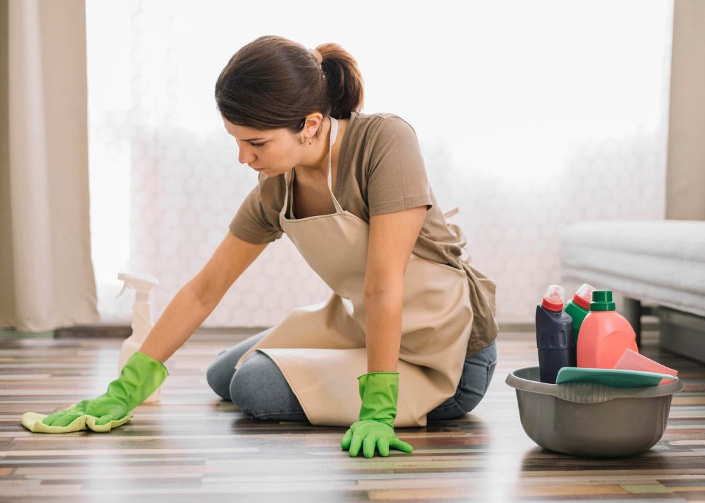 What is included in a move-in cleaning checklist for a new home in Fishers?